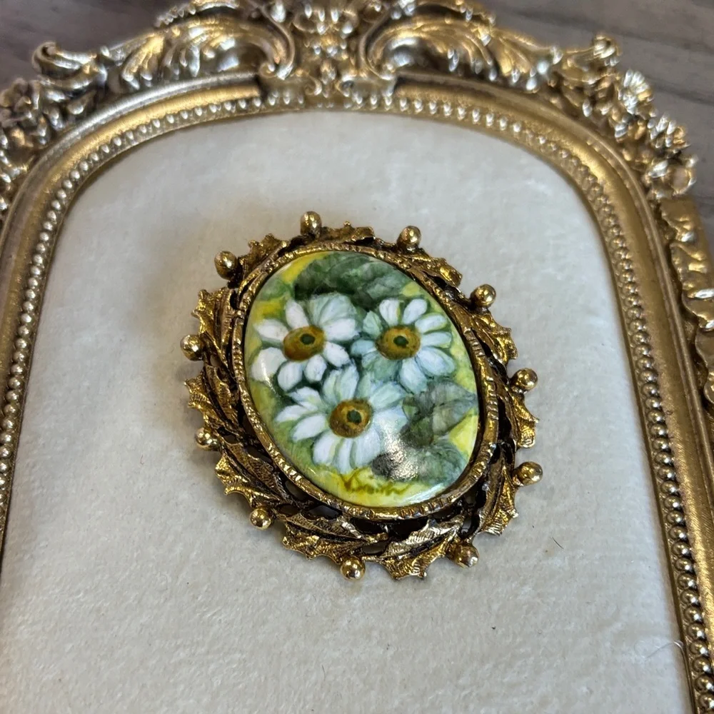 vintage oval gold-tone Cameo brooch/charm featuring hand-painted ceramic daisies